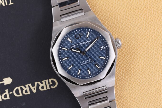 Girard Perregaux Laureato 81010-11-431-11A Blue Dial Full Set